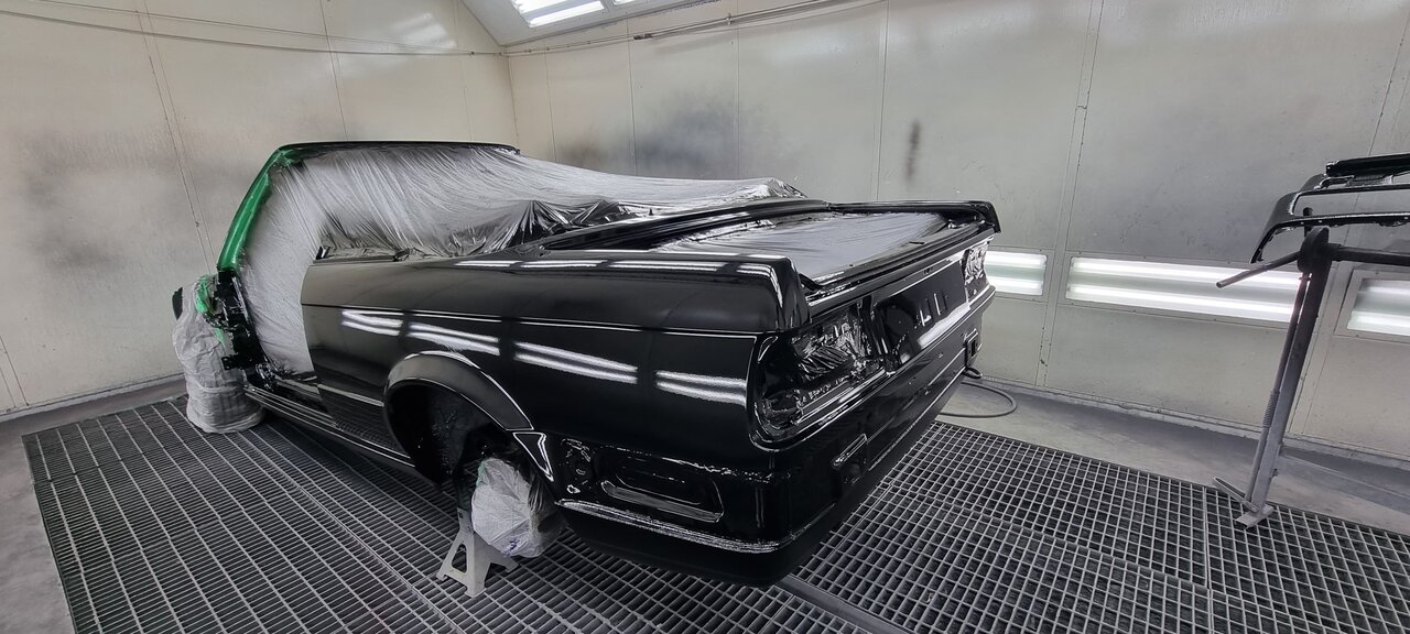Реставрация классического автомобиля в покрасочной камере